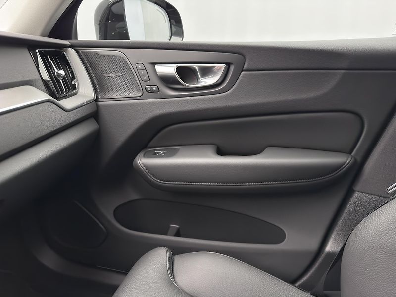 Volvo XC60 B5 AWD PLUS DARK CZ 1.maj - fotka 30 z 50
