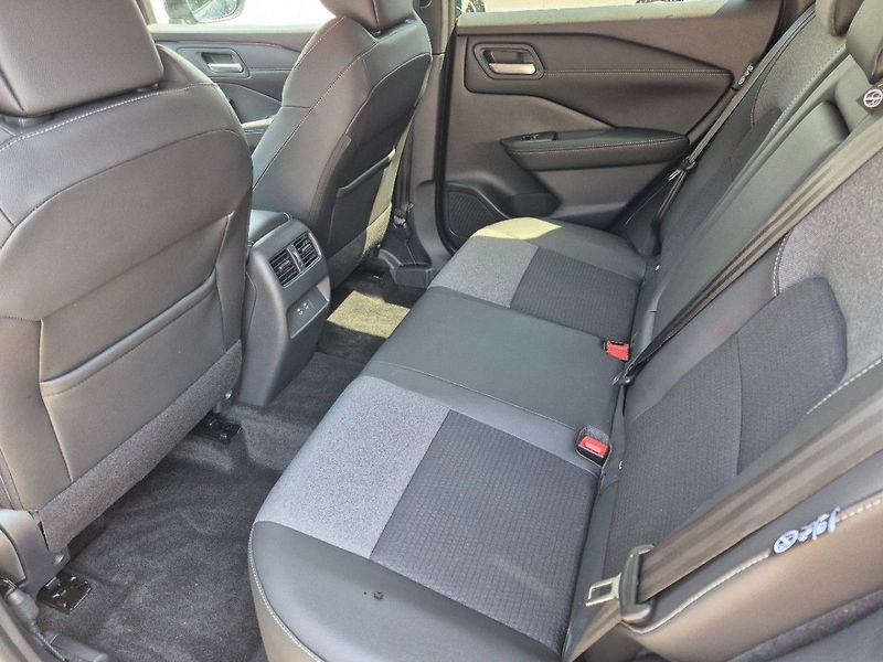 Nissan Qashqai 1.3T mHEV MT,2WD, ZADÁNO - fotka 11 z 29
