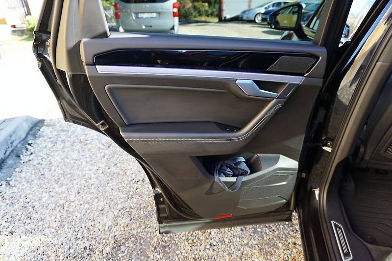Volkswagen Touareg (2019) R-LINE 3,0 TDI V6 210 kW - fotka 20 z 48