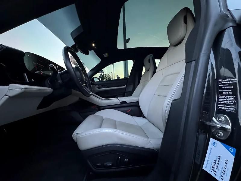 Porsche Taycan (2021) Elektrický sportovní sedan  12 - fotka 16 z 20