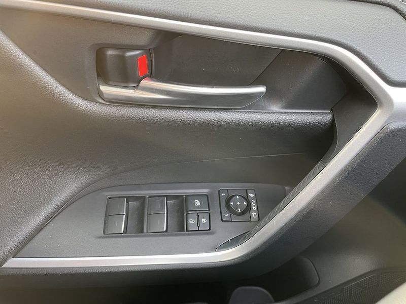 Toyota RAV4 2.5 Hybrid 4x4 ODBĚR IHNED - fotka 27 z 29