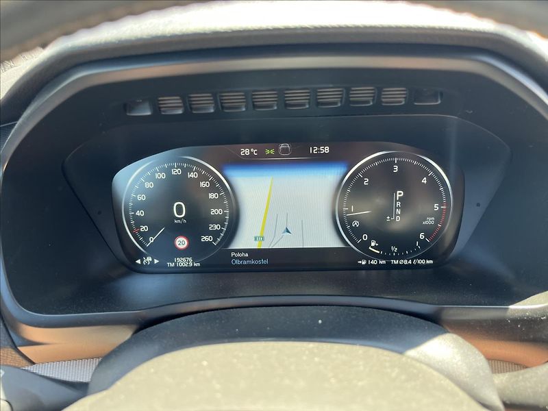 Volvo XC90 2,0 D5 R-DESIGN AWD SERVIS DPH - fotka 23 z 54