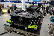 Instalace modelu stavebnice Peugeot Le Mans za účasti designera společnosti Lego