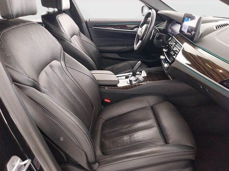 BMW Řada 5 (2023) 530d xDrive - fotka 9 z 27
