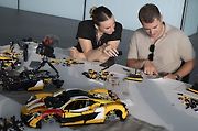 Replika McLarenu P1 v reálné velikosti se skládá z 342 817 dílků, váží přibližně 1220 kilogramů.
