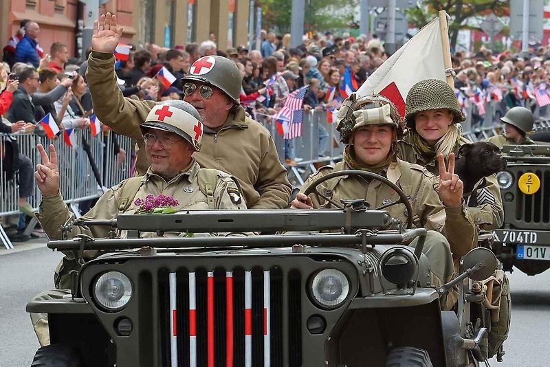 Plzní projel Konvoj svobody. Stovky kusů historické vojenské techniky v neděli projely z Bor do centra města. Ulice lemovaly tisíce diváků.