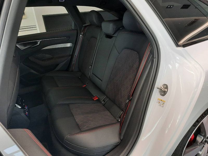 Audi A6 (2026) Avant S-Line 3.0 TFSI quattro - fotka 9 z 37