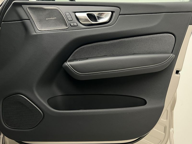 Volvo XC60 T6 AWD DARK PLUS RECHARGE AUT - fotka 49 z 49