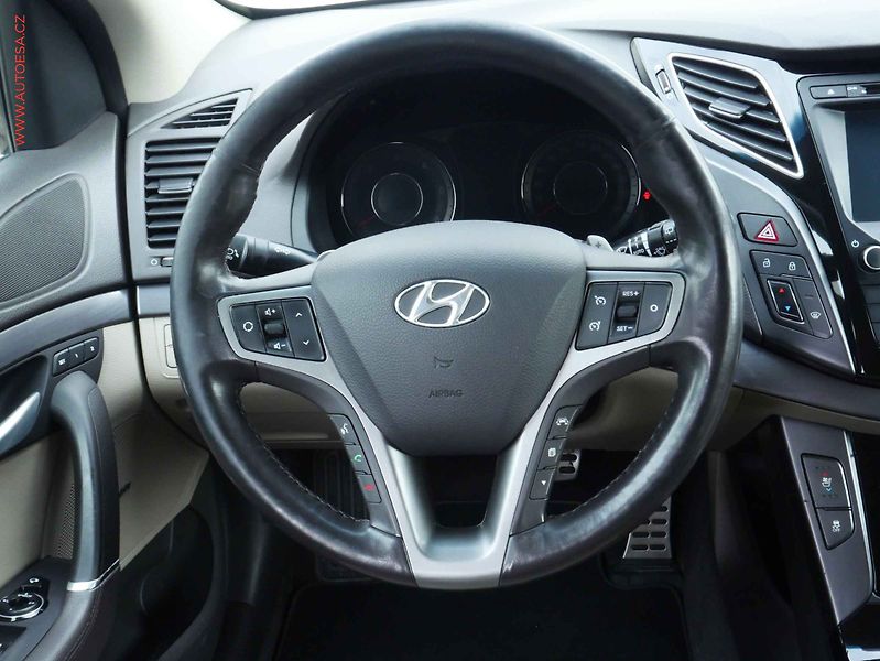 Hyundai i40 (2016) 1.7 CRDI, ČR, AT, navi, xenon - fotka 16 z 19