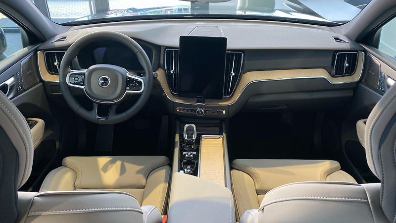 Volvo XC60 (2026) PLUS DARK, B5 AWD, 184+10 kW / - fotka 12 z 13