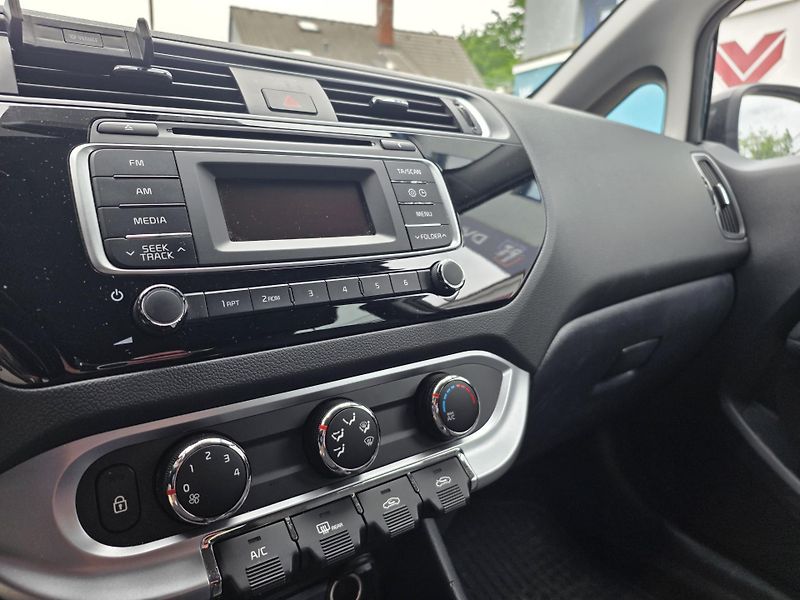 Kia Rio 1.2-KLIMA-SENZORY-CENTRÁL - fotka 12 z 12