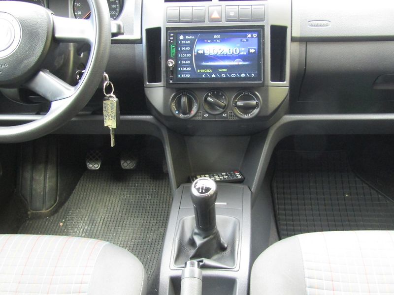 Volkswagen Polo (2006) 1.4 I 55kW  ZIMNÍ PNEU  1.MAJI - fotka 17 z 38