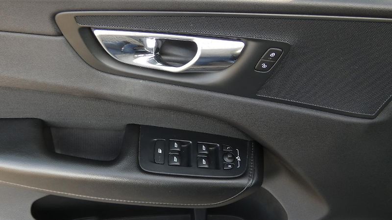 Volvo XC60 D4 Drive-E Momentum AWD - fotka 9 z 21