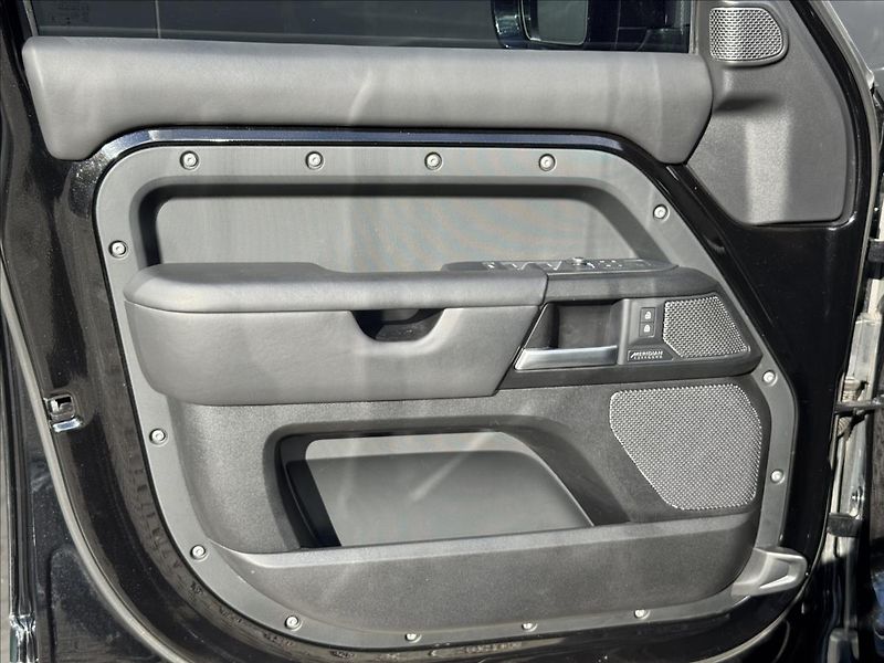 Land Rover Defender 5,0 110 P525 V8 AT AWD ČR DPH - fotka 28 z 34