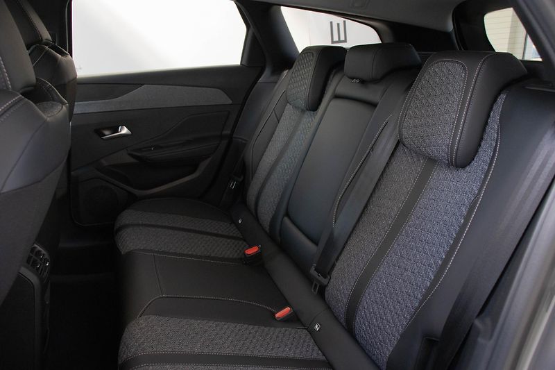 Peugeot 308 SW ALLURE Hybrid 145 e-DCS6 - fotka 8 z 16