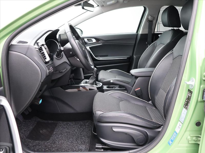 Kia XCeed 1,5 T-GDI 117kW Exclusive DPH - fotka 11 z 34