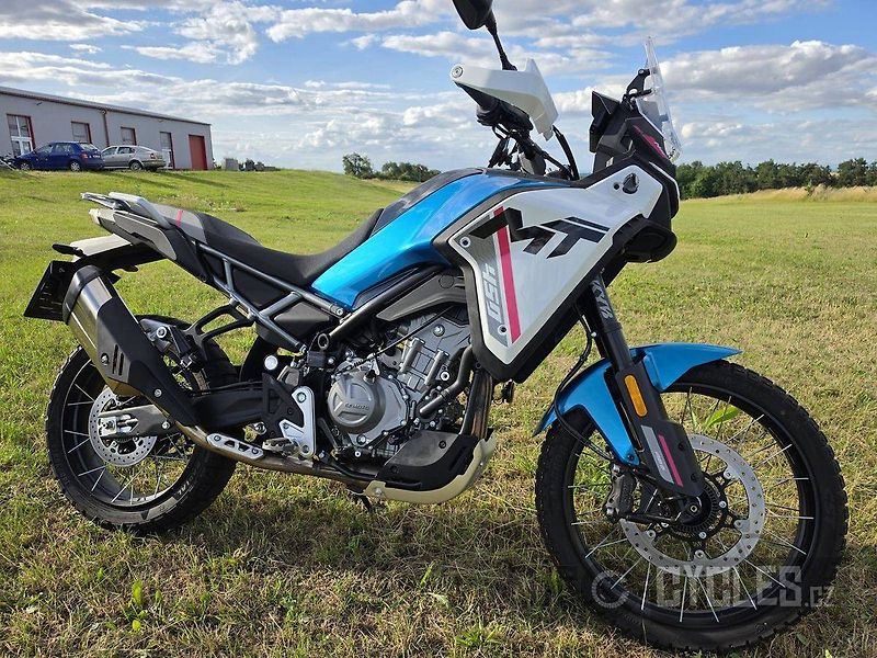 CFMOTO 450 MT-R (2024) - fotka 1 z 14