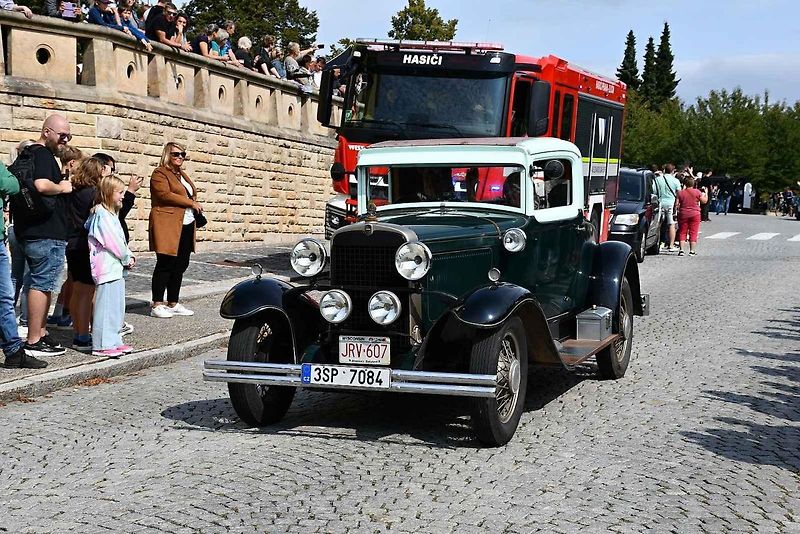 Na tradiční Lidický okruh dorazily desítky historických automobilů a motocyklů, které obdivovali návštěvníci z Kladna i širokého okolí.