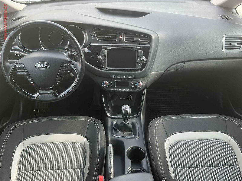 Kia Ceed (2015) 1.6CRDi, ČR, AC, TZ - fotka 8 z 19