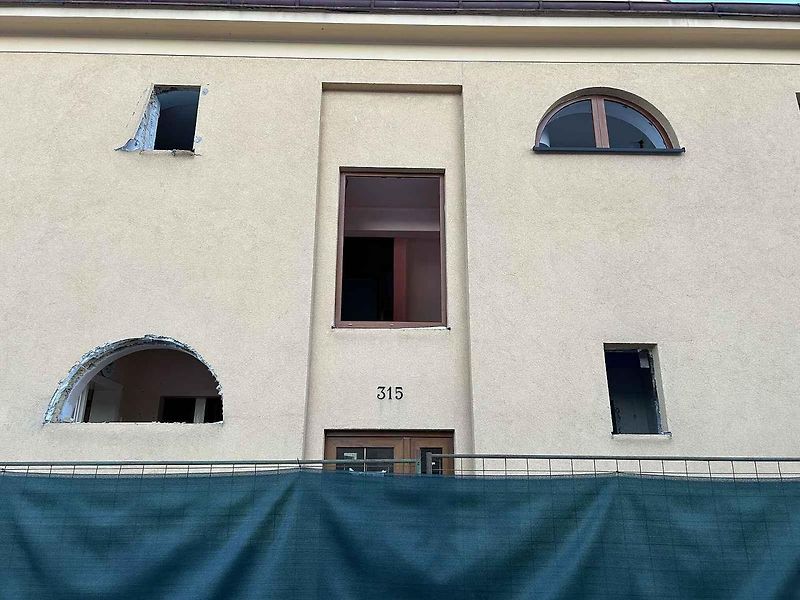 Kvůli stavbě dálnice D11 zbourali dělníci dům v Náchodské ulici v Trutnově Poříčí.