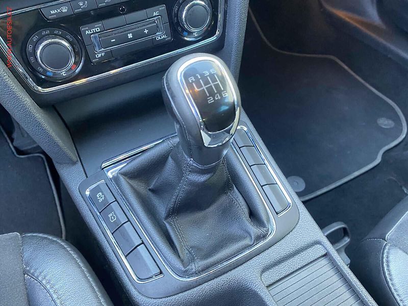 Škoda Superb (2012) 2.0 TDi, Ambition - fotka 16 z 18