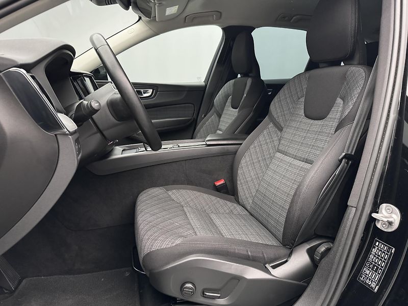 Volvo XC60 B5 AWD CORE CZ AUT 1.MAJ - fotka 4 z 42