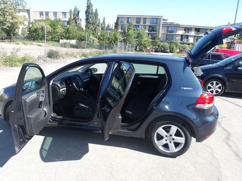 Volkswagen Golf 1,6TDi 77kW - fotka 19 z 26