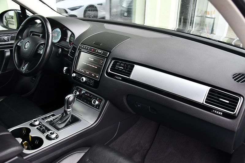 Volkswagen Touareg 3.0TDi V6 4M R-LINE TAŽNÉ ČR - fotka 18 z 44