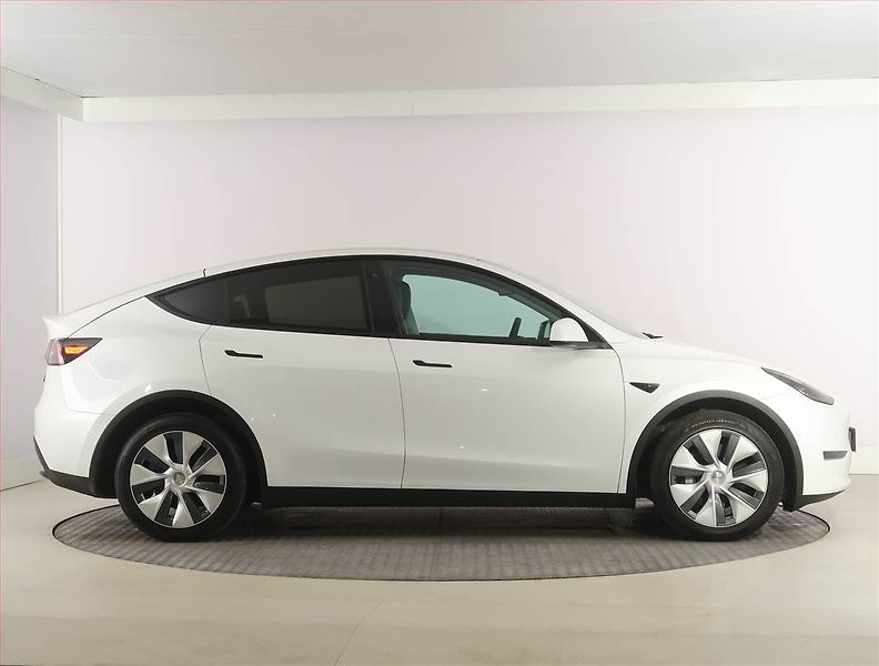 Tesla Model Y (2022) Long Range AWD 79kWh, SoH 89% - fotka 6 z 33