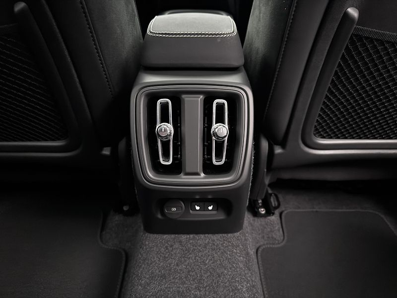 Volvo XC40 B4 DARK ULTRA REZERVACE - fotka 28 z 48