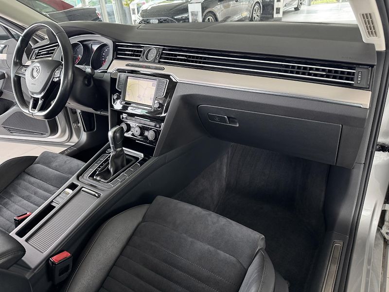 Volkswagen Passat 2,0TDI DSG*Highline*REZERVACE! - fotka 11 z 32