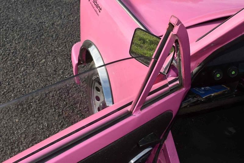 Trabant Cabrio, zejména v takovéto růžové barvě, budí zaslouženou pozornost.