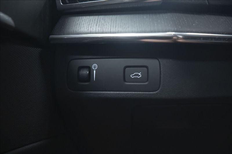 Volvo XC90 2,0 B5 AWD INSCRIPTION 7 MÍST - fotka 35 z 47