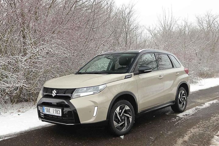 Suzuki Vitara je malé, ale schopné SUV. Prvky ze staré školy budou pro leckoho výhodou.