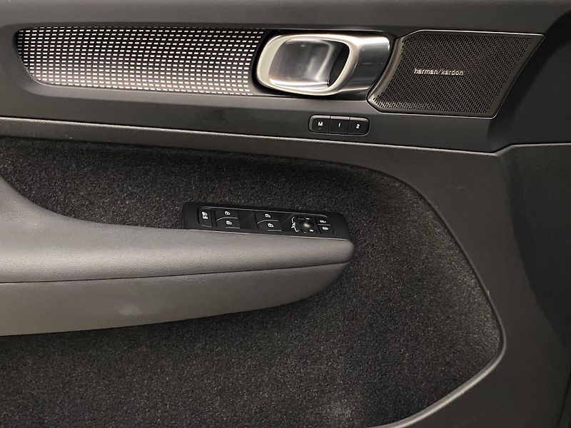 Volvo XC40 B4 AWD DARK PLUS AUT CZ - fotka 28 z 58
