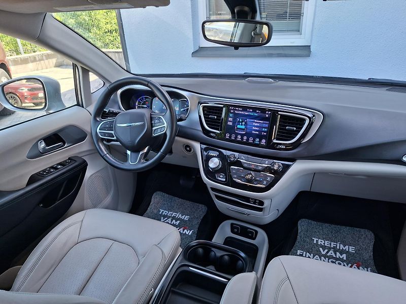 Chrysler Pacifica (2018) 3,6L Hybrid, krásný stav  - fotka 11 z 45