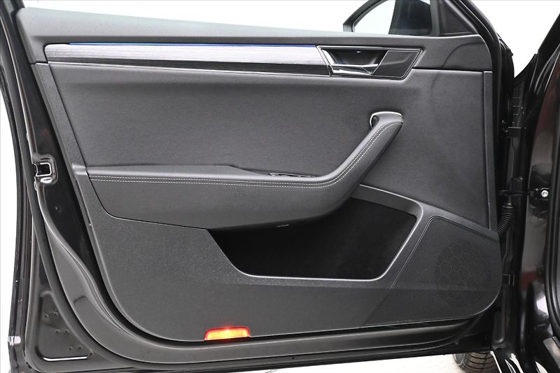 Škoda Superb 2,0 TDI 110 kW DSG Style Záruk - fotka 25 z 31