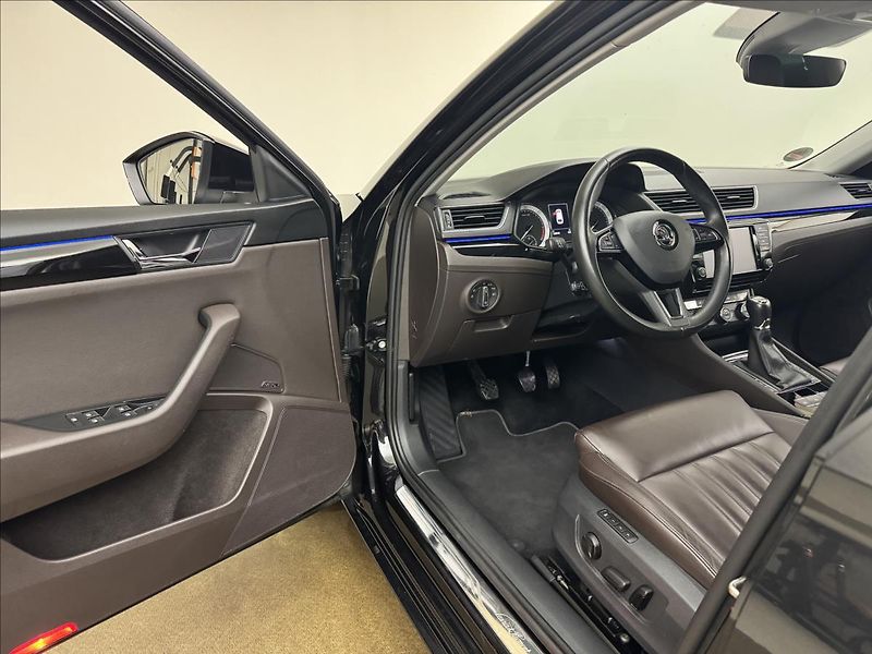 Škoda Superb 2,0 TDi 110kW L&K DPH ACC DCC - fotka 37 z 56