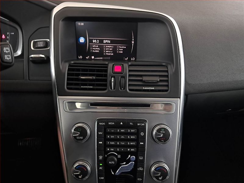 Volvo XC60 (2017) D4, Automat, Kůže, Navi - fotka 12 z 17