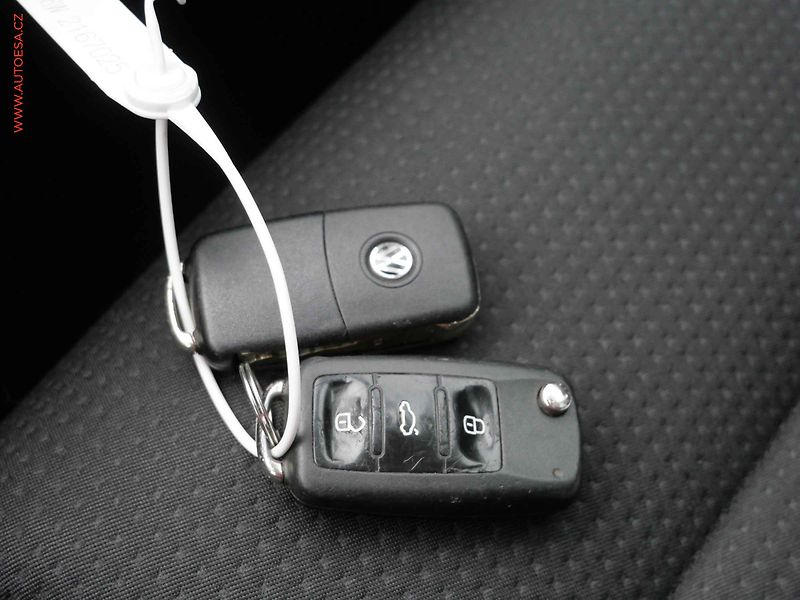 Volkswagen Golf (2011) 1.6 TDi, DSG, navi, park - fotka 20 z 20