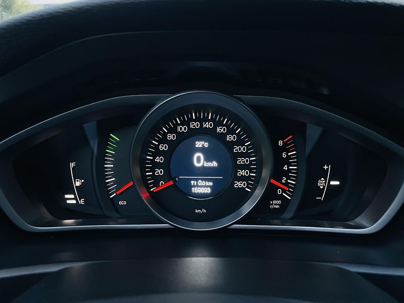 Volvo V40 2.0i MANUÁL 1.MAJITEL SENZORY - fotka 39 z 41