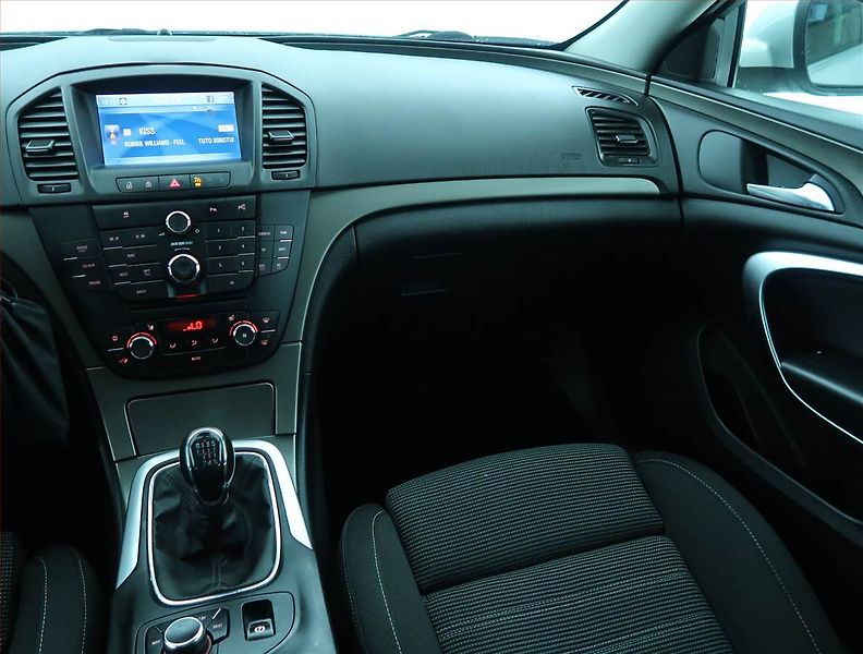 Opel Insignia (2010) 1.6 Turbo, Navi, Xenony - fotka 8 z 16