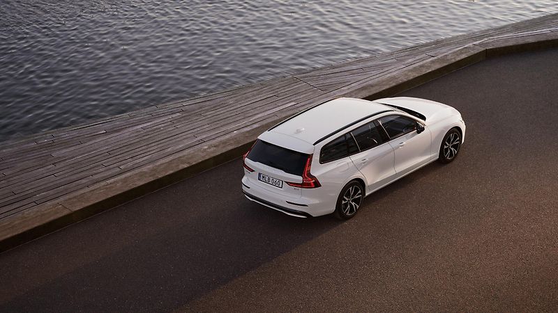 Volvo V60 (2026) PLUS DARK, B4, 145+10 kW / 197 - fotka 2 z 9