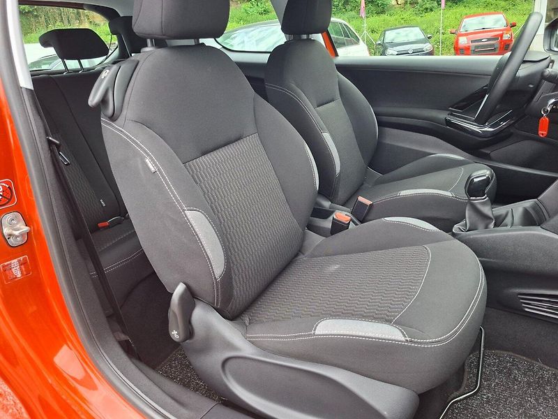 Peugeot 208 (2015) 1.0i 50kW -KLIMA-SENZORY - fotka 22 z 42