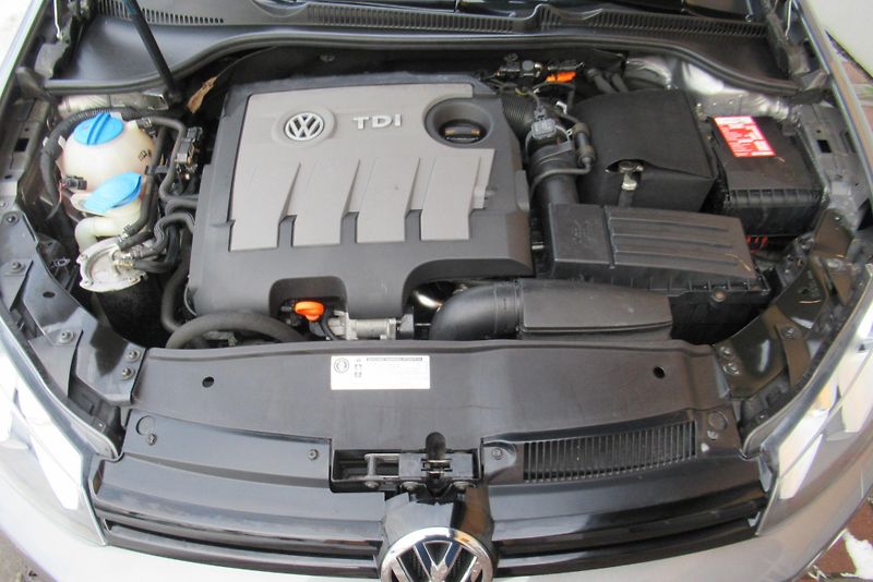 Volkswagen Golf 1.6 TDi KLIMA XENONY - fotka 18 z 19
