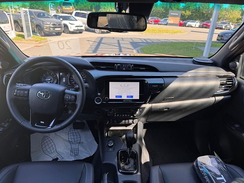 Toyota Hilux 2.8 Invincible 4x4 - fotka 10 z 13