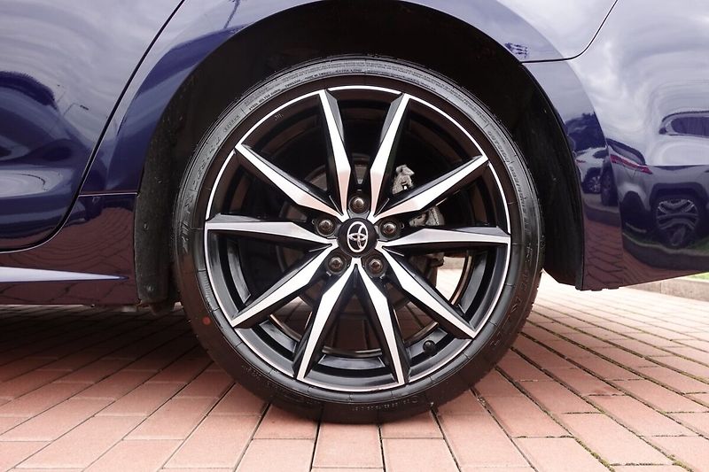 Toyota Corolla 2,0 HEV GR SPORT Dynamic JBL - fotka 8 z 33