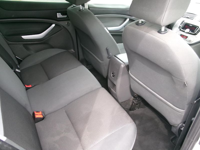 Ford Kuga 2,0TDCi NAVI AC 4x4 - fotka 16 z 27
