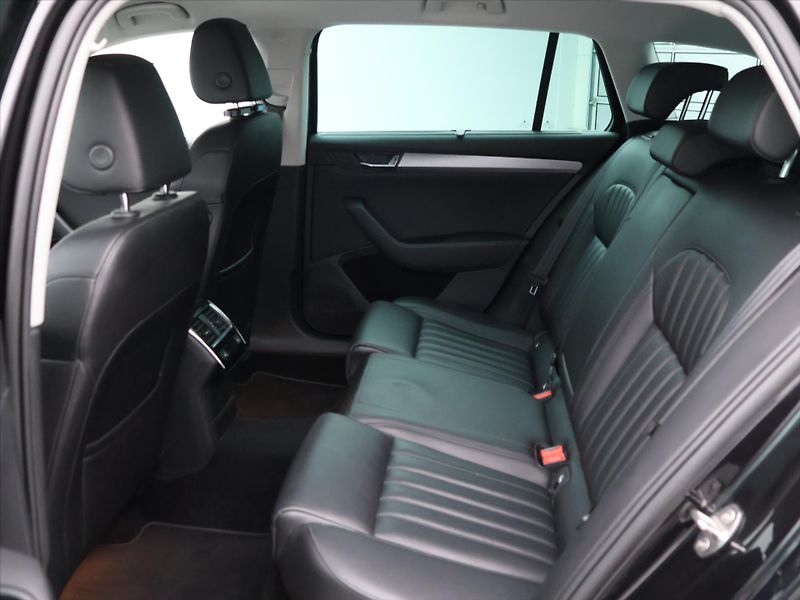 Škoda Superb 1.6 TDI Style+ Navi Tažné - fotka 13 z 28