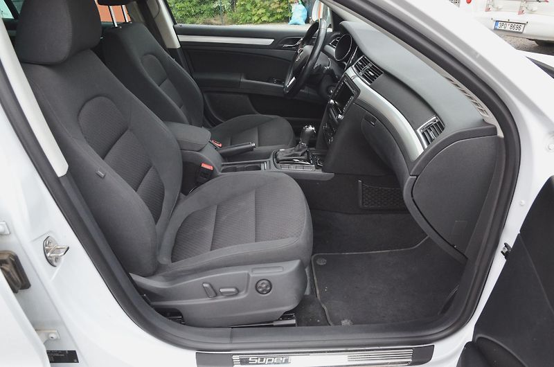 Škoda Superb (2015) 2.0 TDi DSG 4x4 WEBASTO /TAŽNÉ - fotka 13 z 38